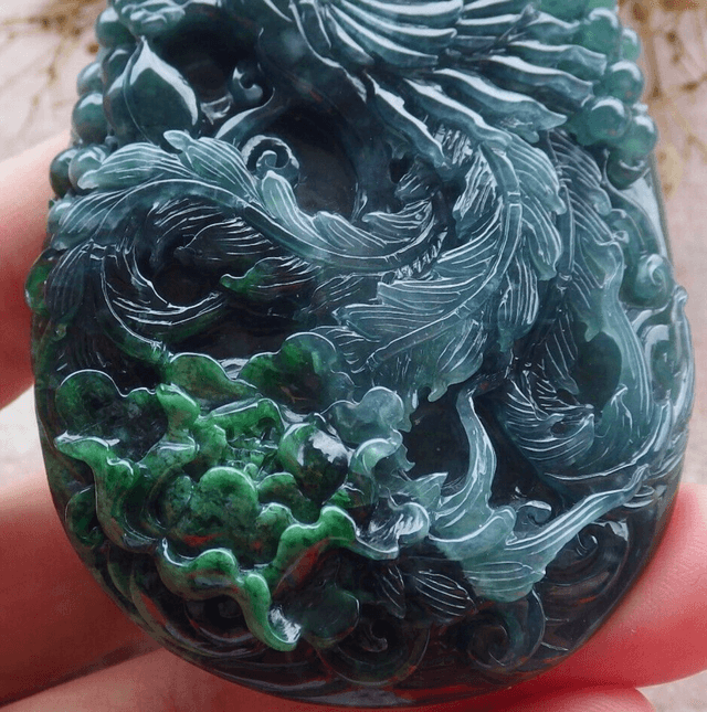 Pendentif en  jadéite vert Birmanie naturel certifié A phénix fleur 