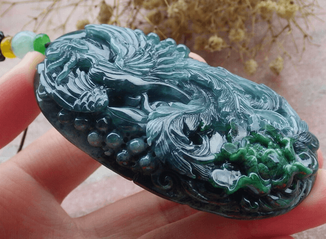 Pendentif en  jadéite vert Birmanie naturel certifié A phénix fleur 